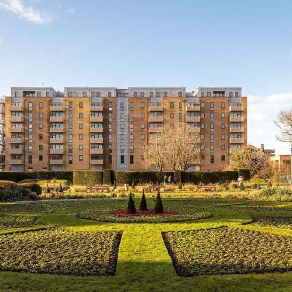 A Two Bedroom Apartment Overlooking Central Park in Dartford